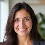 Retrato de perfil de la Directora de Marketing, con una sonrisa amable.